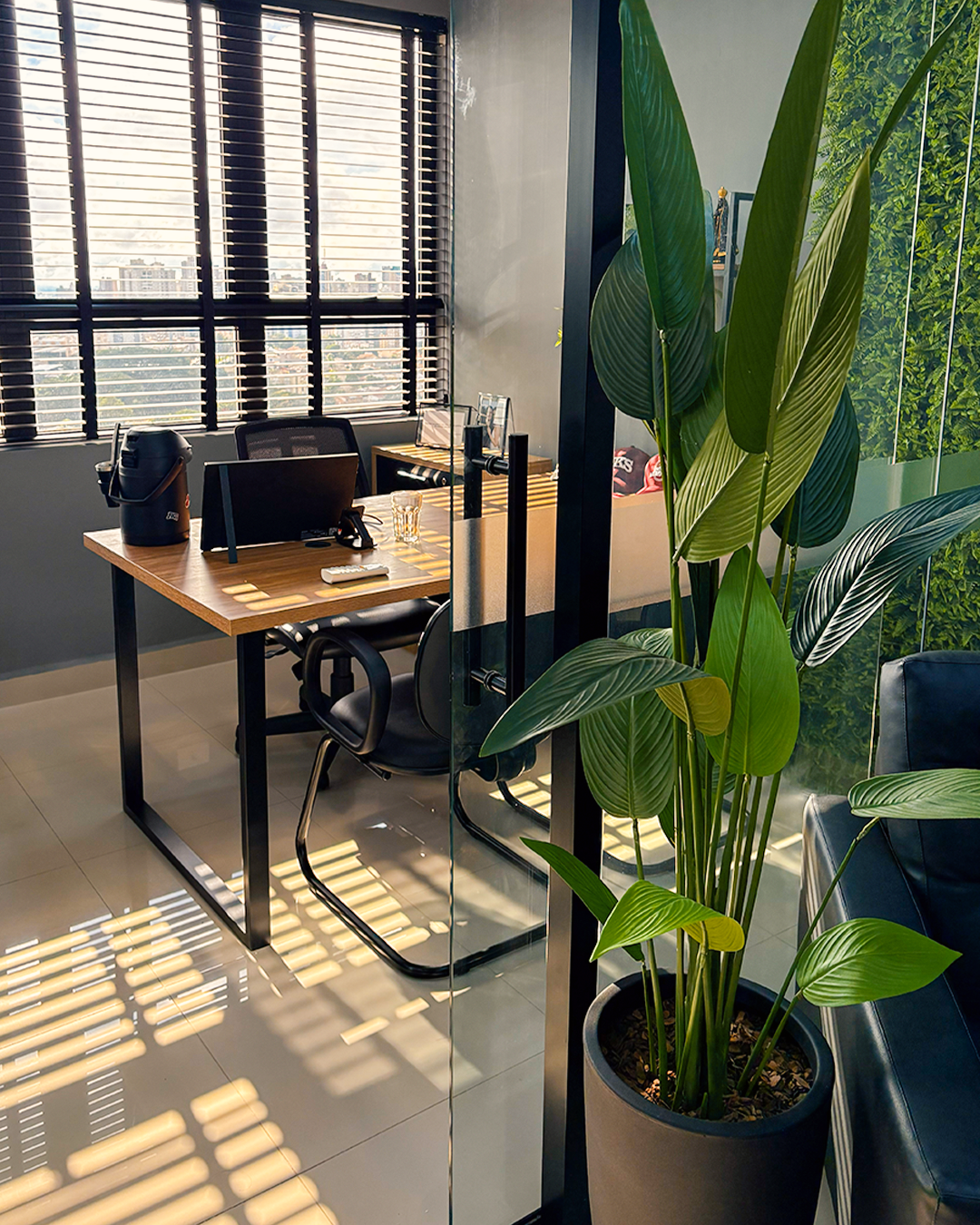Estação de trabalho com planta tropical no escritório da 3P