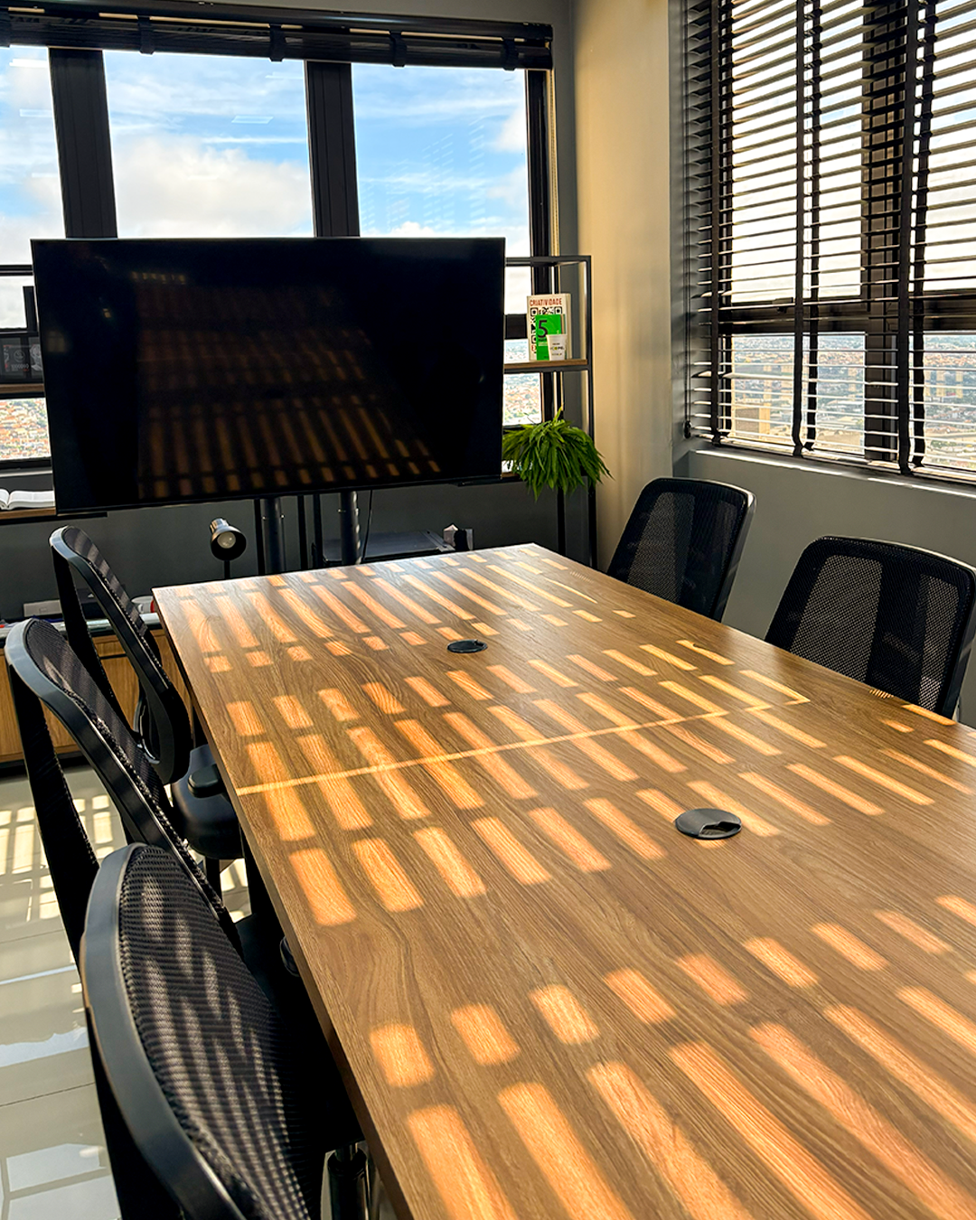 Sala de reunião da 3P Marketing com luz natural
